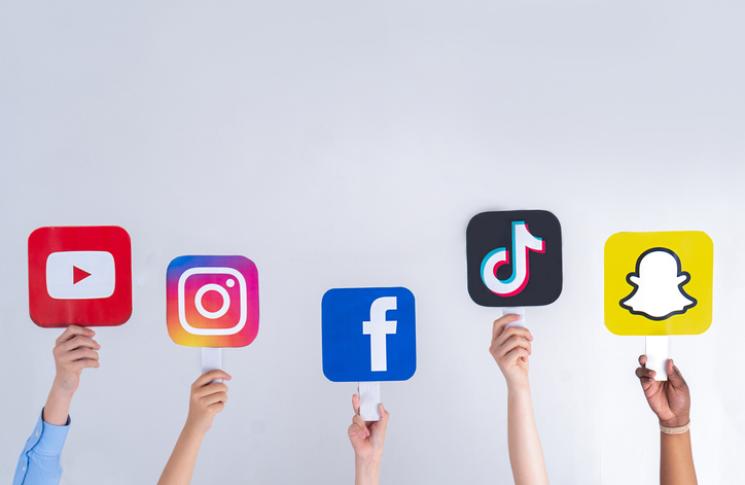 Résaux sociaux : YouTube, instagram, Facebook, TikTok et Snapchat